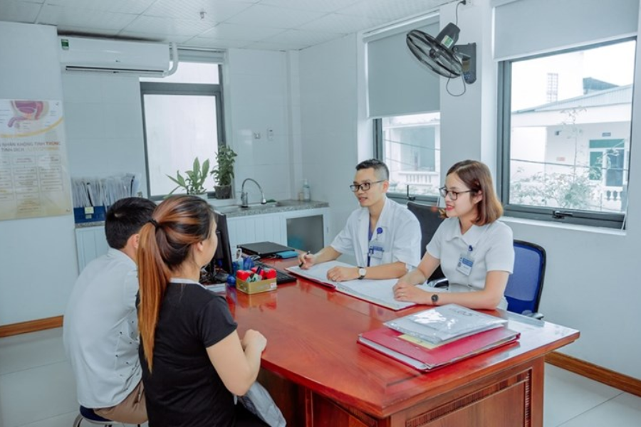 Bác sĩ tại bệnh viện Việt - Bỉ tư vấn chăm sóc sau liệu trình IVF