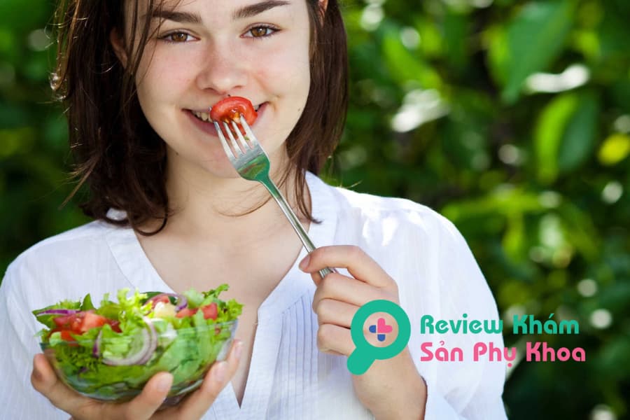 Sau sinh ăn rau sống được không? 3 lưu ý cho mẹ