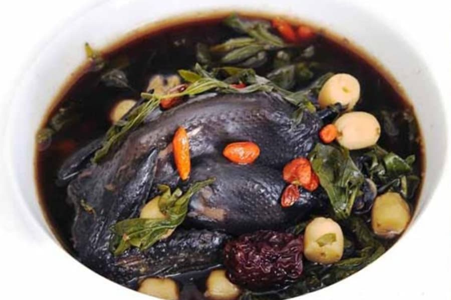 Canh gà ác hầm hạt sen tăng cường sức khỏe cho mẹ bầu 3 tháng đầu