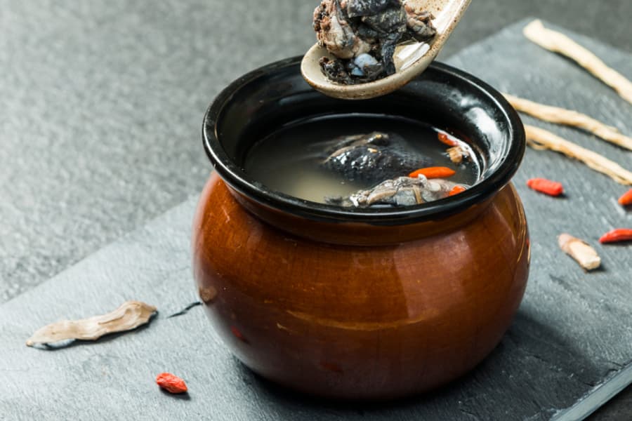Gà ác hầm ngải cứu và thuốc bắc không chỉ nổi tiếng bởi tính bổ dưỡng mà còn mang hương vị đặc trưng