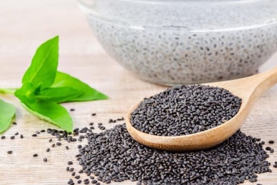 Hạt é còn gọi là trà tiên, trong loại hạt này có chứa hợp chất giúp thanh lọc cơ thể, thành phần giúp loại bỏ các độc tố có hại cho da