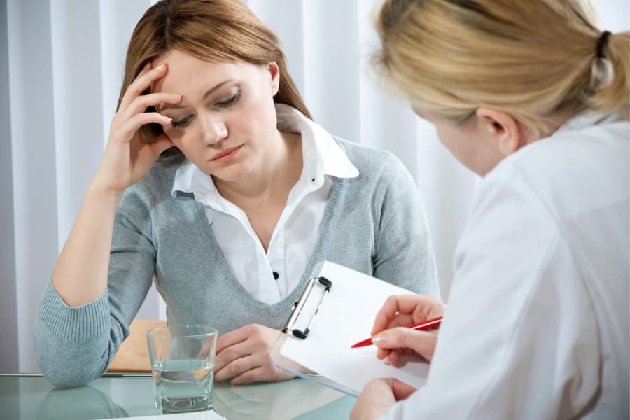 Khi phát hiện các dấu hiệu có sự bất thường thì chị em nên đến gặp bác sĩ phụ khoa để thực hiện kiểm tra sức khỏe