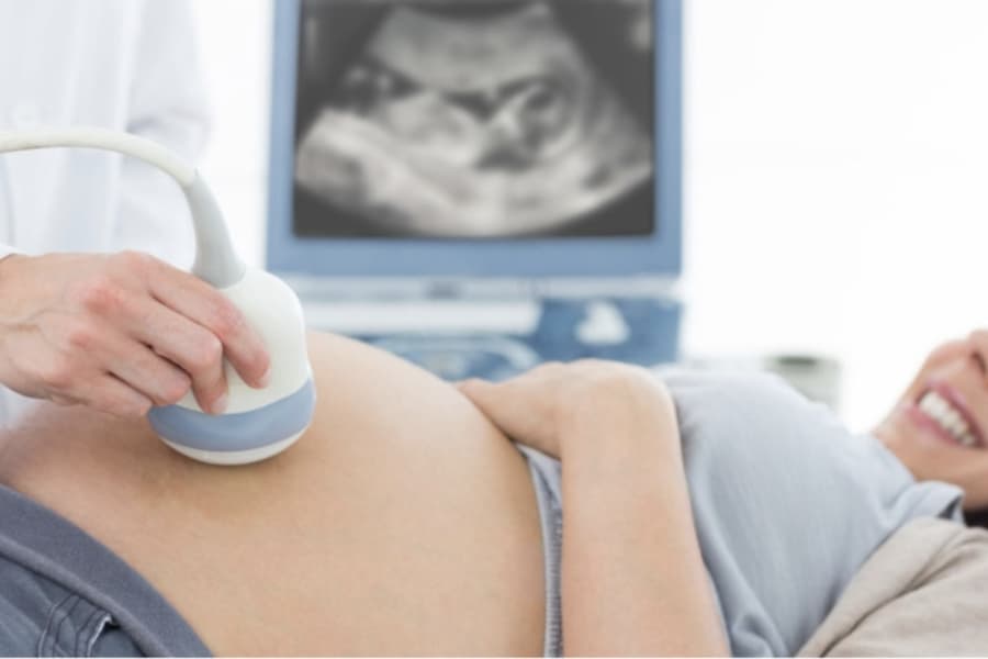 Thực hiện phương pháp siêu âm 4D, mẹ có thể quan sát rõ nét hình thái khuôn mặt, tay chân, làn da cùng những chuyển động của thai nhi trong bụng, bé giống y như đang ở trước mặt vậy