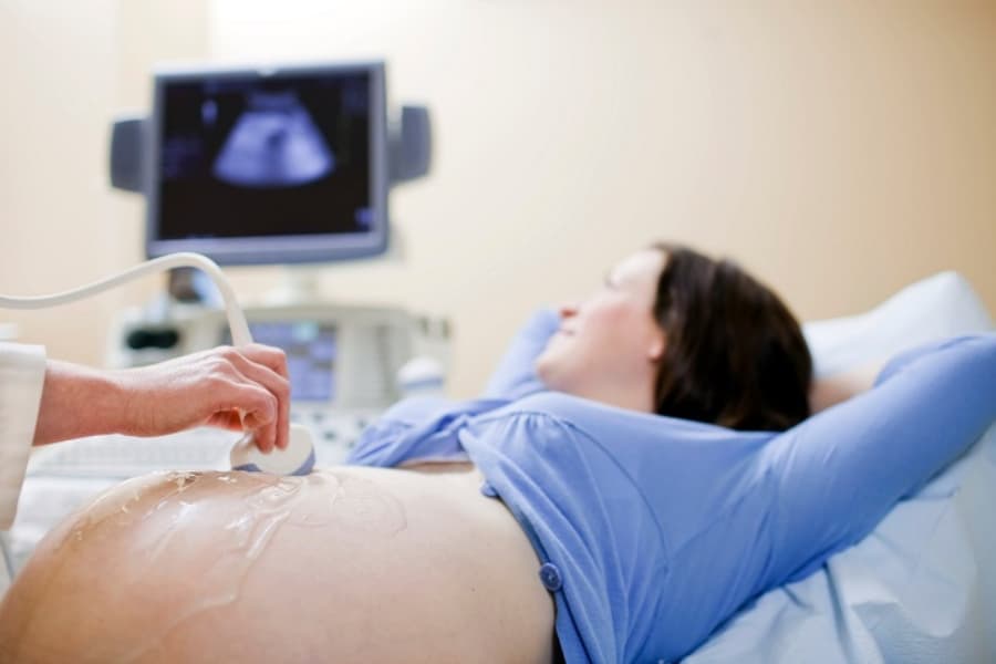 Khi siêu âm 4D, mẹ có thể nhìn thấy khuôn mặt, làn da, tay chân cùng những chuyển động của thai nhi trong bụng, giống y như bé đang ở trước mặt vậy