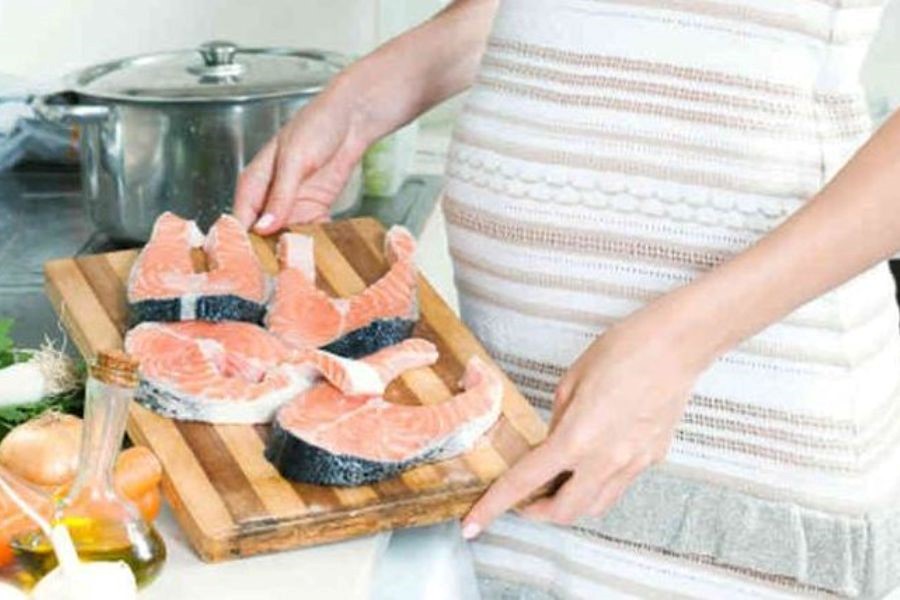 Cá hồi cung cấp Omega 3 giúp ổn định nội tiết tố cho mẹ bầu