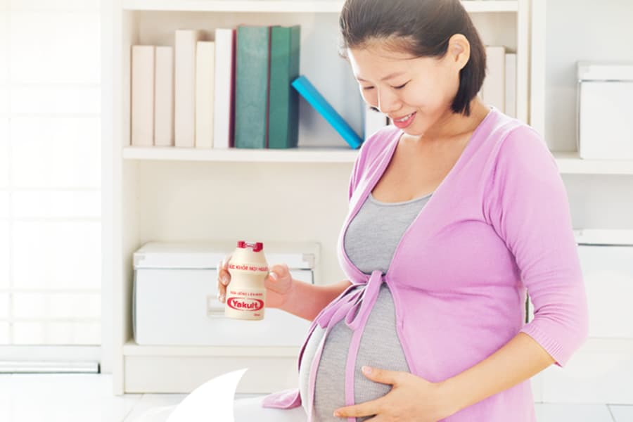 Bầu 3 tháng đầu sử dụng sữa chua uống yakult để tăng cường sức đề kháng và cải thiện hoạt động đường ruột