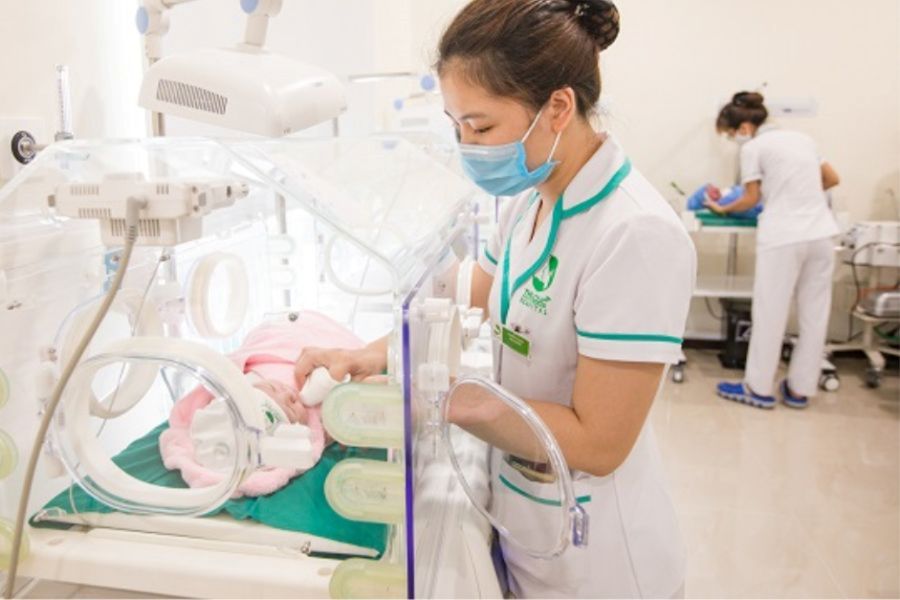 Nhân viên điều dưỡng tại bệnh viện Thu Cúc sẽ giúp mẹ chăm sóc bé