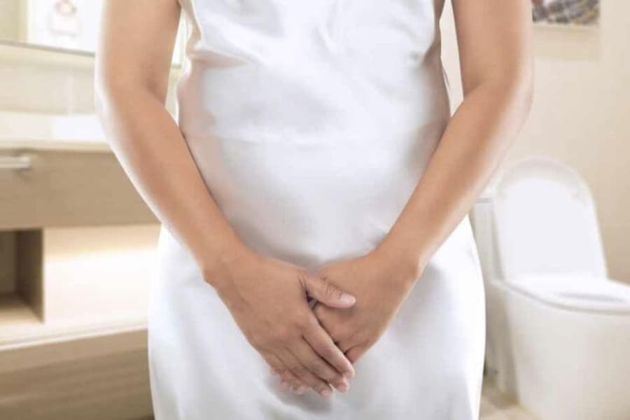 Phân tích một số nguyên nhân khiến cho mẹ bầu đi tiểu nhiều lần trong thai kỳ như: thay đổi nội tiết, tử cung lớn, dư thừa chất lỏng, bàng quang hoặc đường tiết niệu nhiễm trùng,..