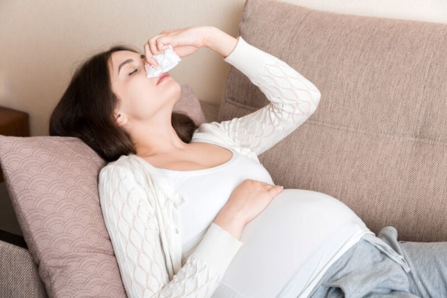 Mẹ bầu nên tráng ngoáy mũi mạnh, uống rượu để giảm tình trạng chảy máu mũi khi mang thai