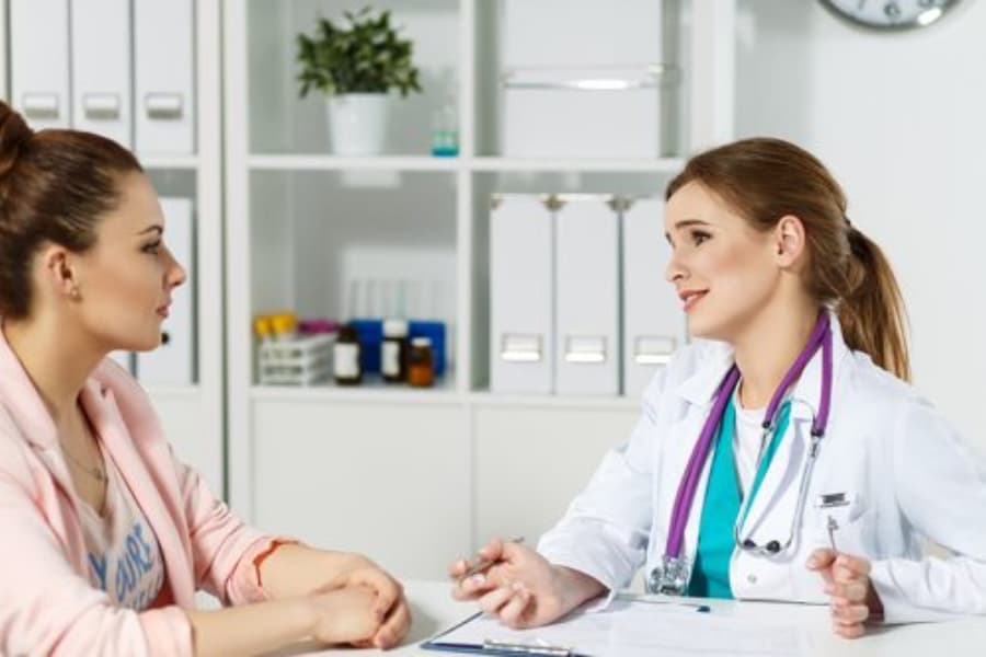 Đến gặp bác sĩ chuyên khoa khi cảm thấy có bất kỳ dấu hiệu khác thường nào trước kỳ kinh