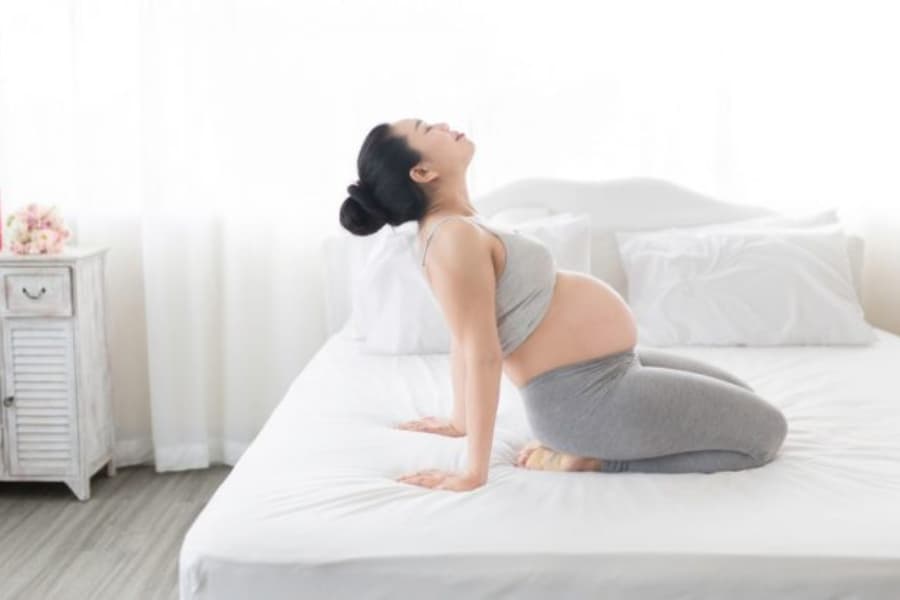 Để giảm bớt tình trạng khó thở khi mang thai tháng thứ 5 mẹ bầu có thể thực hiện một số cách như: thay đổi tư thế, vận động nhẹ nhàng, dành thời gian nghỉ ngơi, tránh tiếp xúc khói thuốc,...