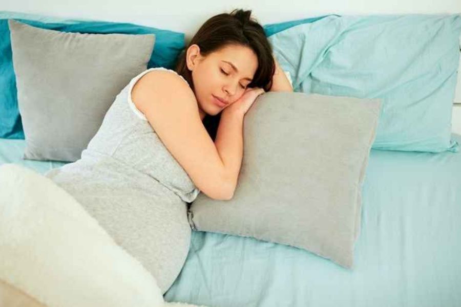 Mẹ bầu nên ngủ đúng tư thế và đủ giấc