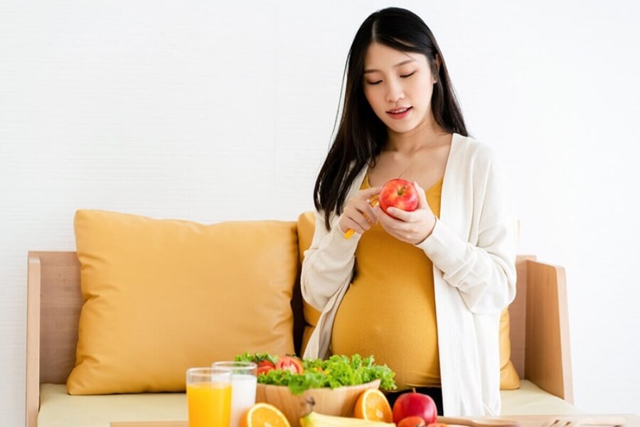 Ăn uống đủ chất để tránh tình trạng thiếu máu và giảm khó thở khi mang thai