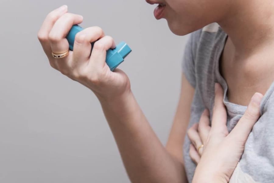 Tiền sử bị hen suyễn cũng là nguyên nhân khiến cho mẹ bầu tháng thứ 5 gặp tình trạng khó thở