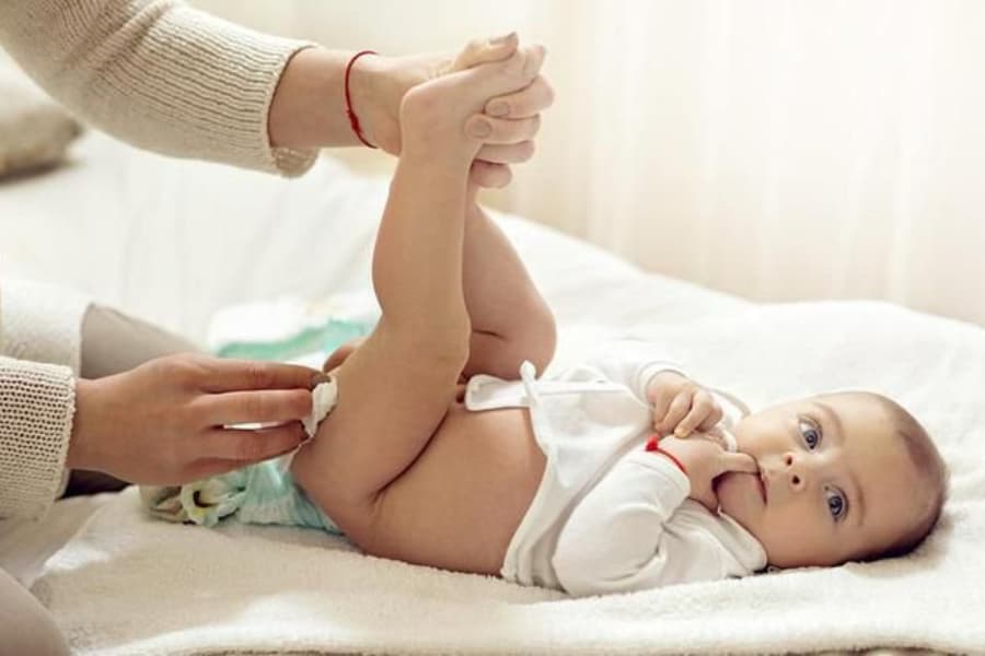 Việc vệ sinh không sạch sẽ dễ khiến cho trẻ bị ngứa vùng kín