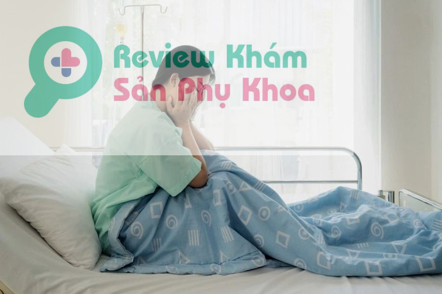 Khi phát hiện cơ thể có nhiều biểu hiện lạ như chảy máu âm đạo, đau bụng…Mẹ bầu nên đi khám ngay