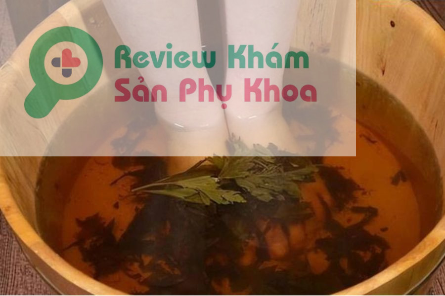 Ngâm chân bằng lá ngải cứu có thể giúp bà bầu giảm tình trạng phù nề chân