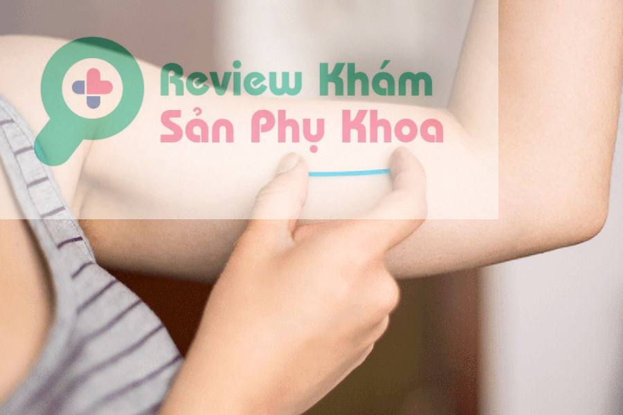Cho con bú cấy que tránh thai được không?