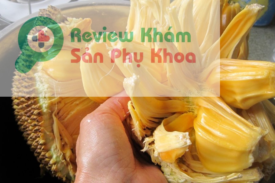 sau sinh 1 tháng ăn mít chín được không